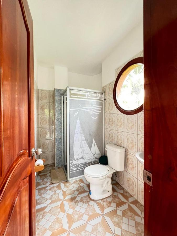Hostal Brisas Del Mar Puerto Villamil Eksteriør billede